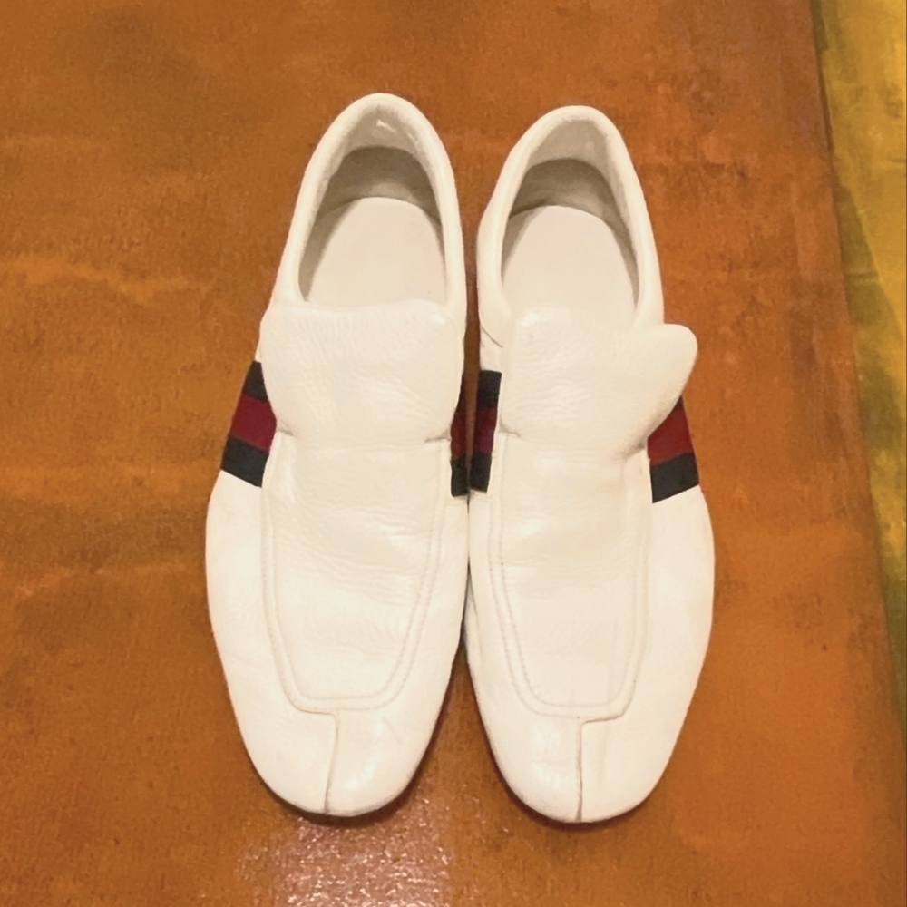 GUCCI WHITE LEATHER SLIP ON LOAFERS WITH BLUE-RED-BLUE WEB DETAIL
